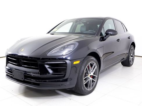 Certified 2023 Porsche Macan S AWD/4WD image 1