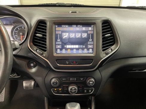 Used 2019 Jeep Cherokee Trailhawk AWD/4WD image 16