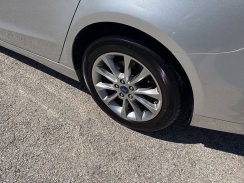 Used 2017 Ford Fusion SE w/ Fusion SE Technology Package image 18