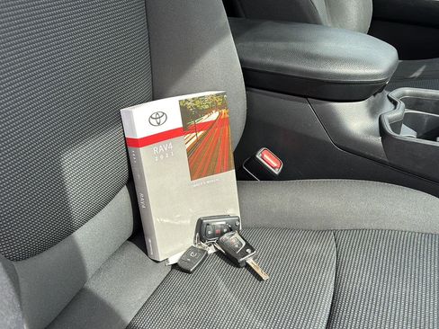 Used 2021 Toyota RAV4 LE image 19