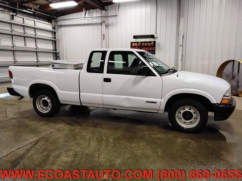 Used 2002 Chevrolet S10 Pickup 2WD Extended Cab w/ Preferred Equipment Group image 2