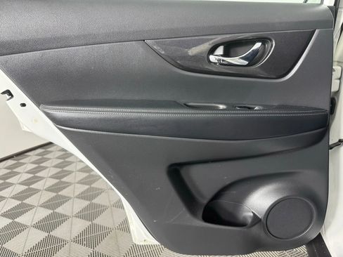 Used 2016 Nissan Rogue SV w/ SV Premium Package image 43