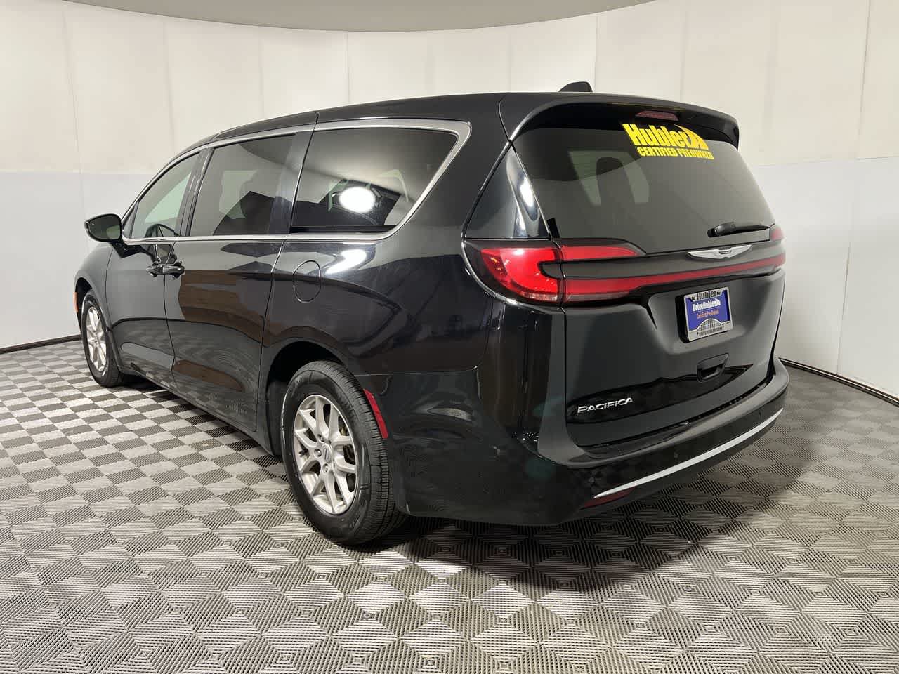 Used 2025 Chrysler Pacifica Select FWD image 6