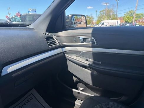 Used 2017 Ford Explorer XLT AWD/4WD image 39