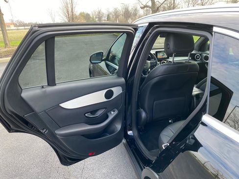 Used 2019 Mercedes-Benz GLC 300 4MATIC w/ Premium Package image 23