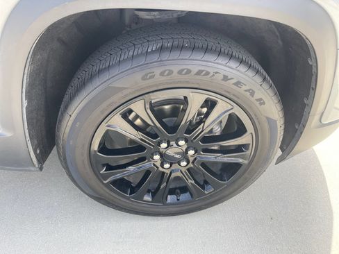Used 2022 GMC Acadia SLT w/ Elevation Edition FWD image 11