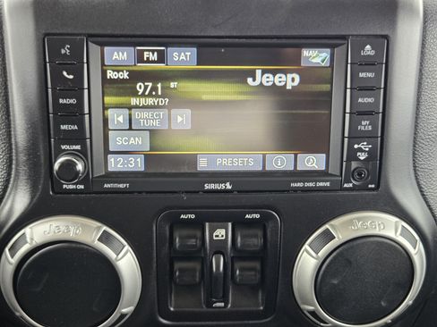 Used 2017 Jeep Wrangler Unlimited Sahara w/ Dual Top Group AWD/4WD image 18