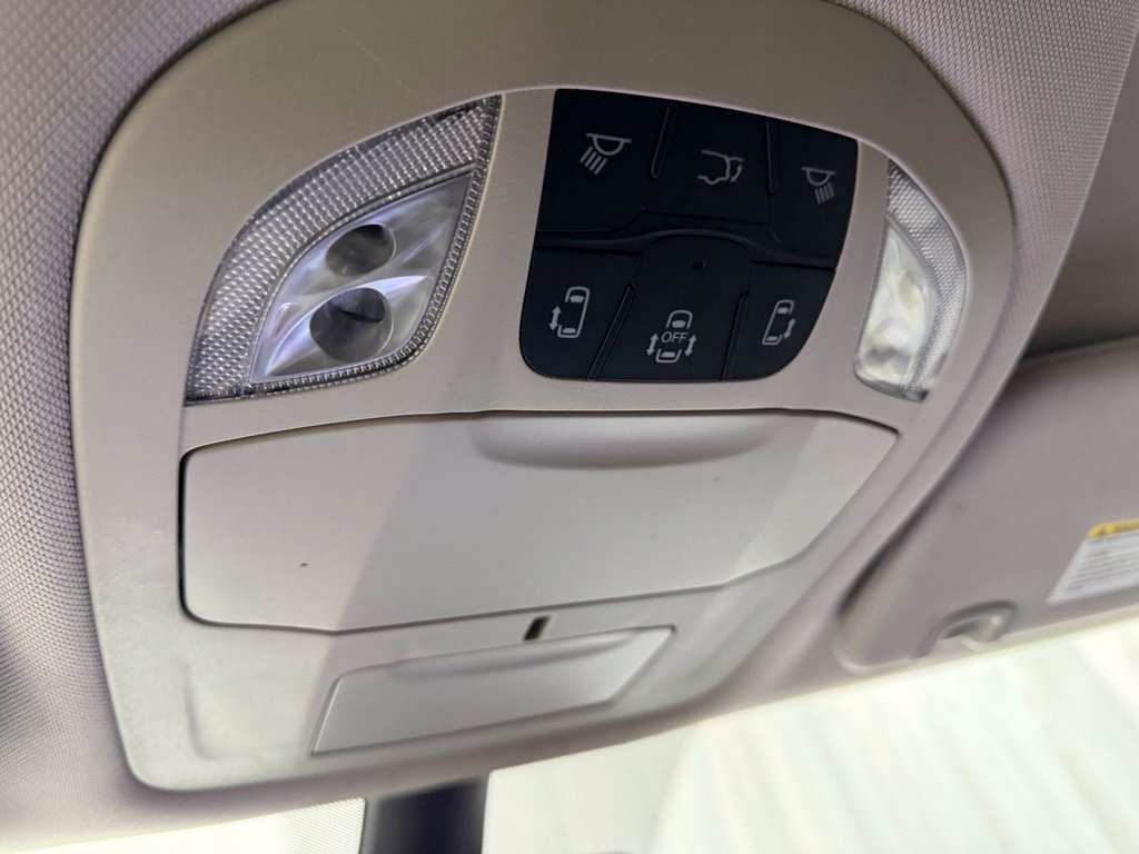 Used 2023 Chrysler Pacifica Touring-L FWD image 21