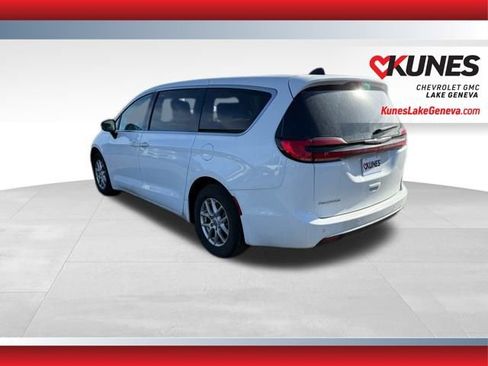 Used 2024 Chrysler Pacifica Touring-L image 7