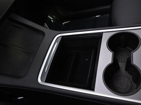 Used 2022 Tesla Model Y Long Range image 30