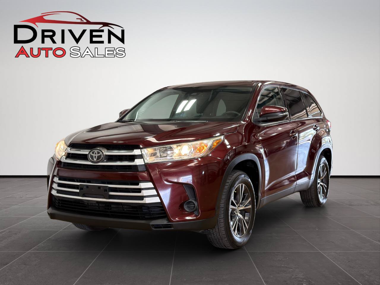 Used 2019 Toyota Highlander LE FWD image 3