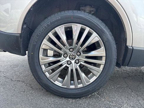 Certified 2023 Toyota Venza XLE AWD/4WD image 48