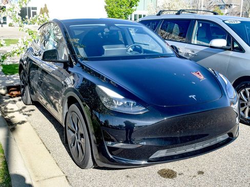 Used 2024 Tesla Model Y Long Range AWD/4WD image 3