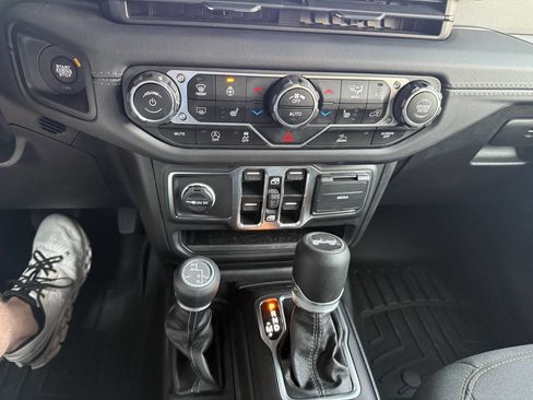 Used 2025 Jeep Wrangler Unlimited Sahara image 14