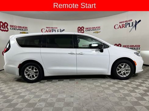 Used 2024 Chrysler Pacifica Touring-L image 11