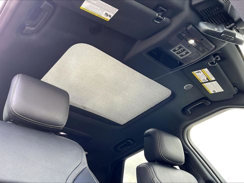 Certified 2025 Land Rover Discovery S AWD/4WD image 13