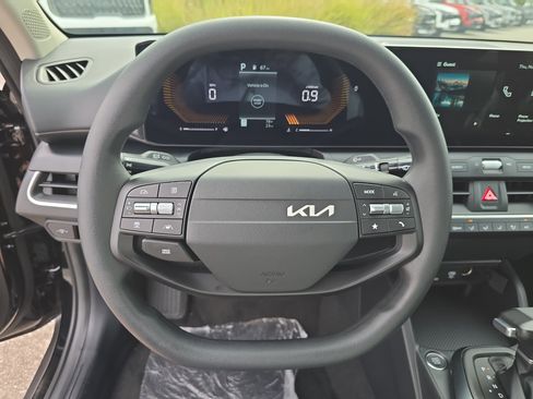 New 2025 Kia K4 LXS image 32