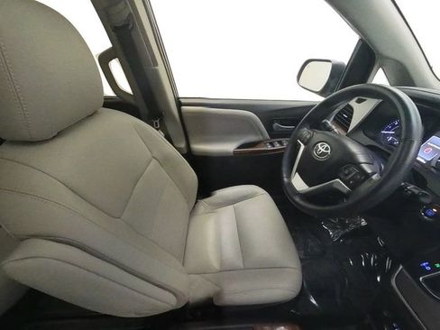 Used 2017 Toyota Sienna Limited image 38