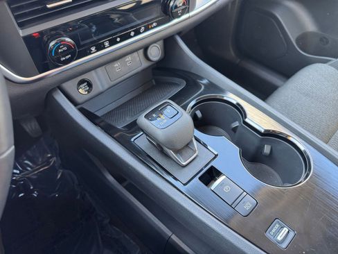 Used 2025 Nissan Rogue SV image 37