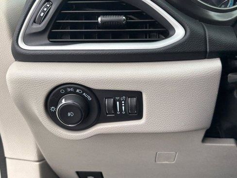 Used 2023 Chrysler Pacifica Touring-L FWD image 28