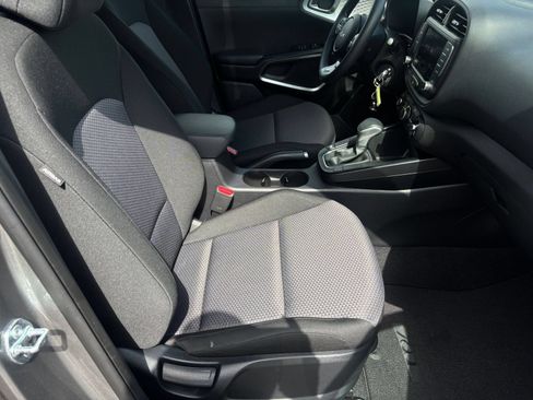 Used 2025 Kia Soul LX w/ LX Technology Package FWD image 34