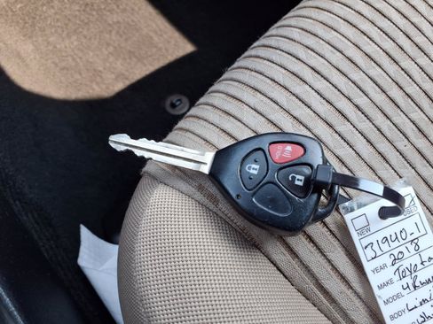 Used 2018 Toyota 4Runner SR5 AWD/4WD image 18
