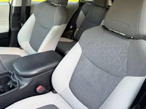 Used 2021 Toyota RAV4 XLE AWD/4WD image 4