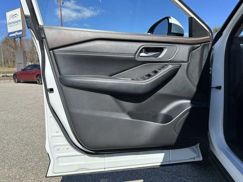 Used 2021 Nissan Rogue SV w/ Premium Package image 7