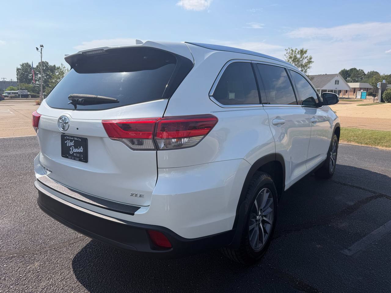 Used 2019 Toyota Highlander XLE FWD image 6