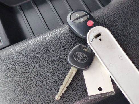 Used 2017 Toyota Tundra SR5 image 33