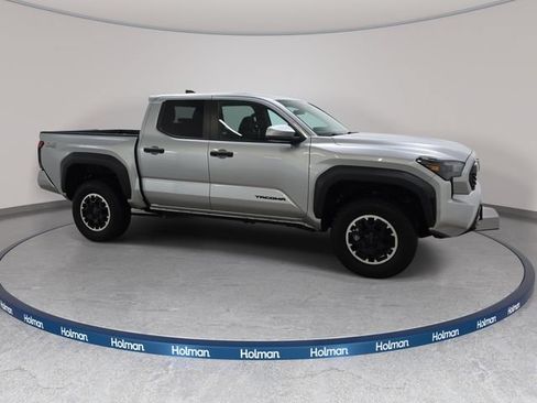 Certified 2024 Toyota Tacoma TRD Off-Road AWD/4WD image 3