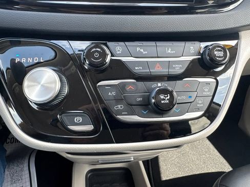 Used 2024 Chrysler Pacifica Touring-L FWD image 35