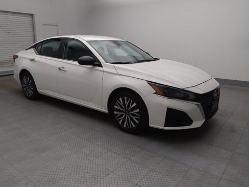 Used 2025 Nissan Altima 2.5 SV FWD image 11