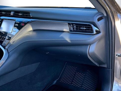 Used 2020 Toyota Camry SE image 18