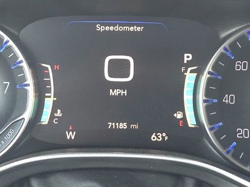 Used 2023 Chrysler Pacifica Touring-L FWD image 46