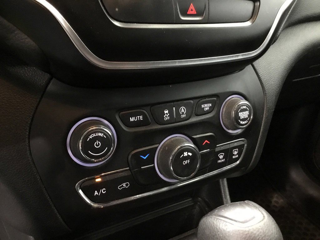 Used 2019 Jeep Cherokee Latitude w/ Cold Weather Group FWD image 22