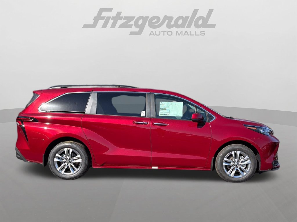 Used 2026 Toyota Sienna XLE FWD image 9