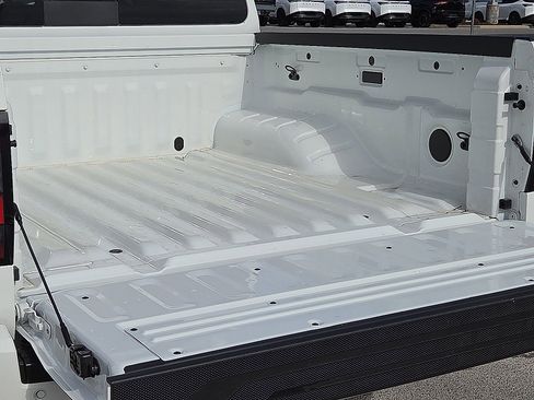 Used 2025 Nissan Frontier PRO-4X image 9