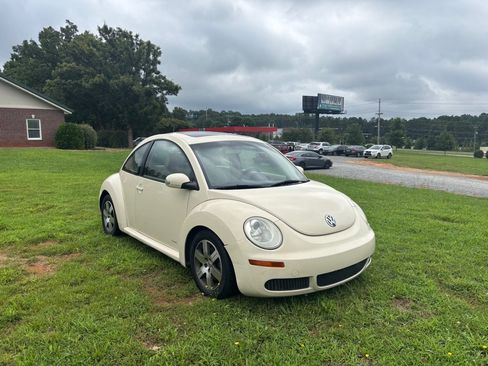 Used 2006 Volkswagen Beetle Coupe w/ Package 1 FWD image 3