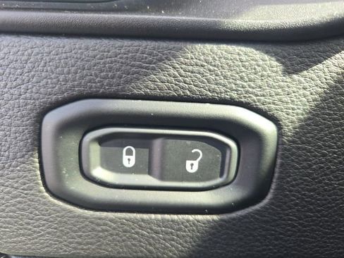 Used 2019 Jeep Wrangler Unlimited Sahara image 34