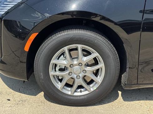 New 2027 Chrysler Pacifica Select FWD image 4