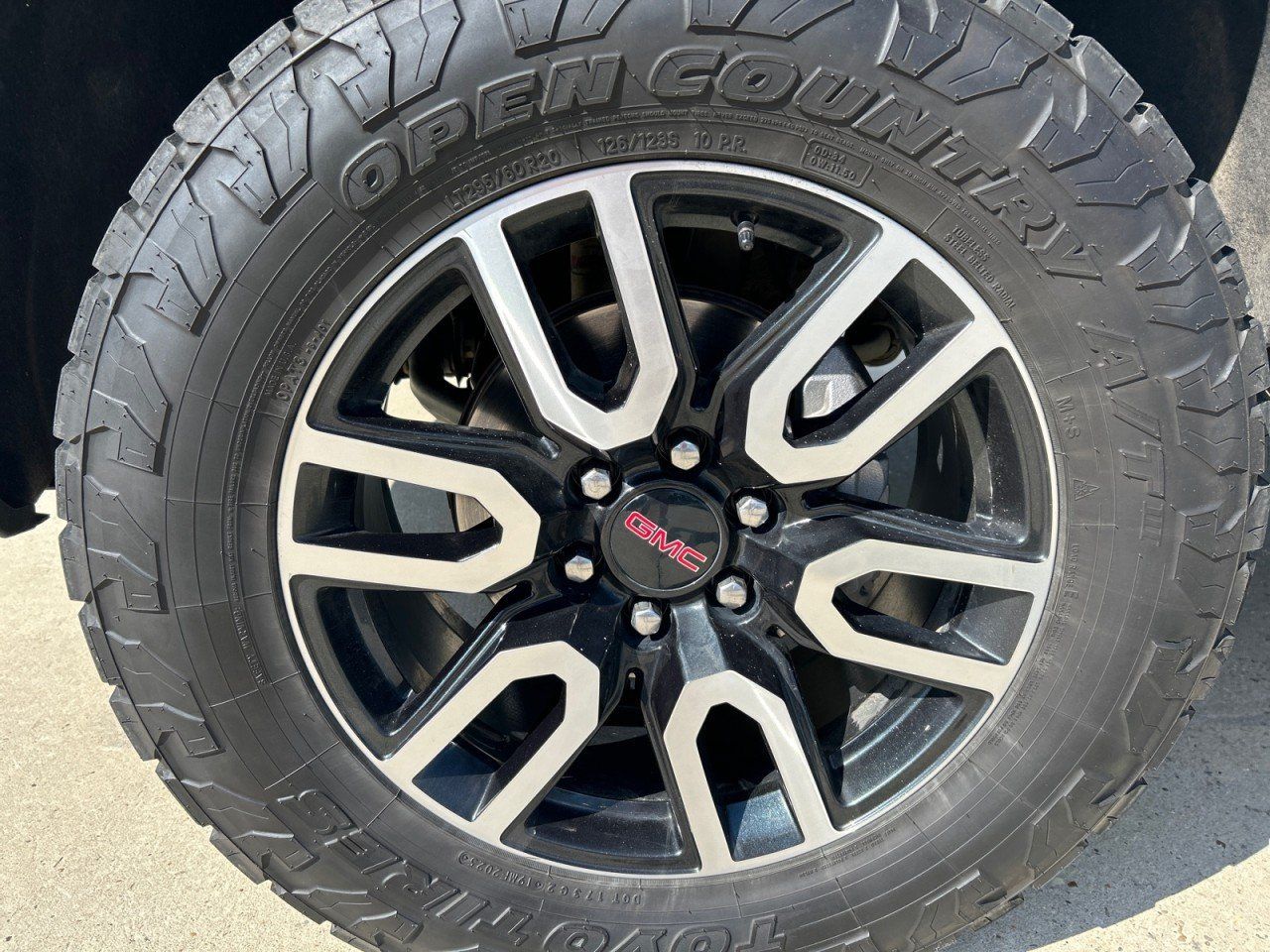Used 2025 GMC Sierra 1500 AT4 w/ AT4 Premium Package AWD/4WD image 9