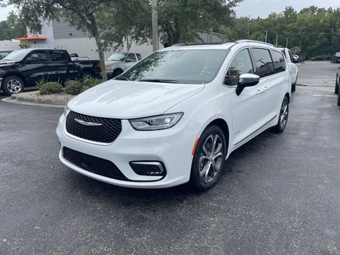 New 2026 Chrysler Pacifica Pinnacle image 3
