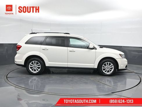 Used 2019 Dodge Journey SE FWD image 3