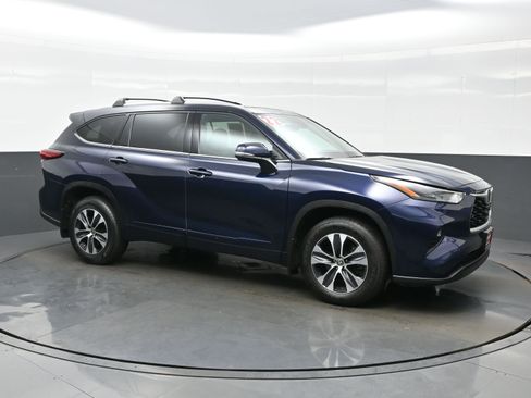 Used 2022 Toyota Highlander XLE AWD/4WD image 7