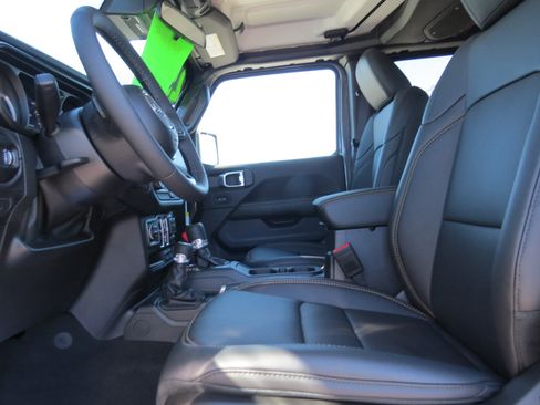 New 2025 Jeep Gladiator Sport image 16