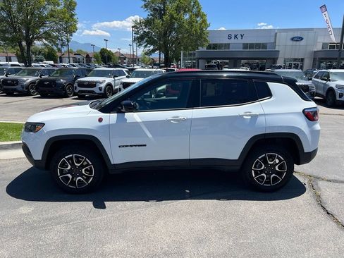 Used 2025 Jeep Compass Trailhawk AWD/4WD image 13