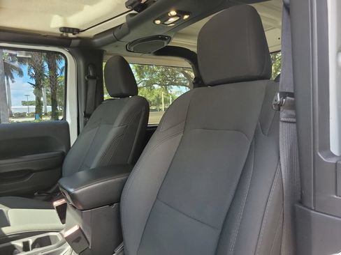 Used 2019 Jeep Wrangler Sport AWD/4WD image 9