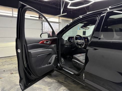 Used 2024 Chevrolet Traverse RS image 9