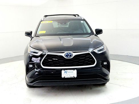 Used 2021 Toyota Highlander XLE AWD/4WD image 2